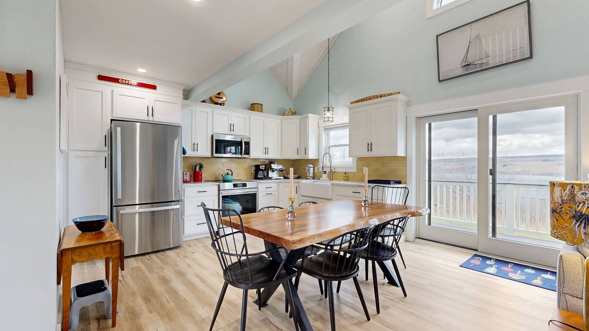 Valois House | Bright and beautiful lake view home w/deck, grill & games room
