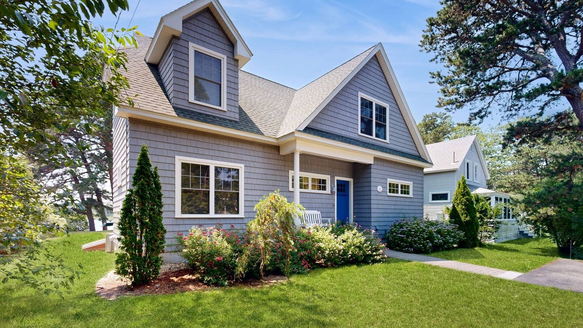 Biddeford Pool House | Bright and beautiful bayfront getaway with water access, WiFi, & washer/dryer