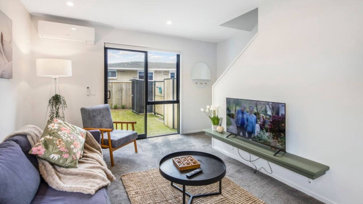 Lower Hutt House | Bright and Comfortable 2BR Stay on Rainey Grove