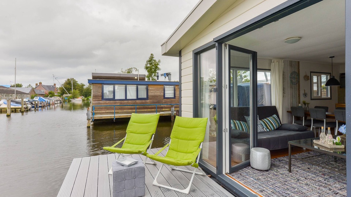 Municipality of Aalsmeer Apartment | Bright and Comfortable Houseboat