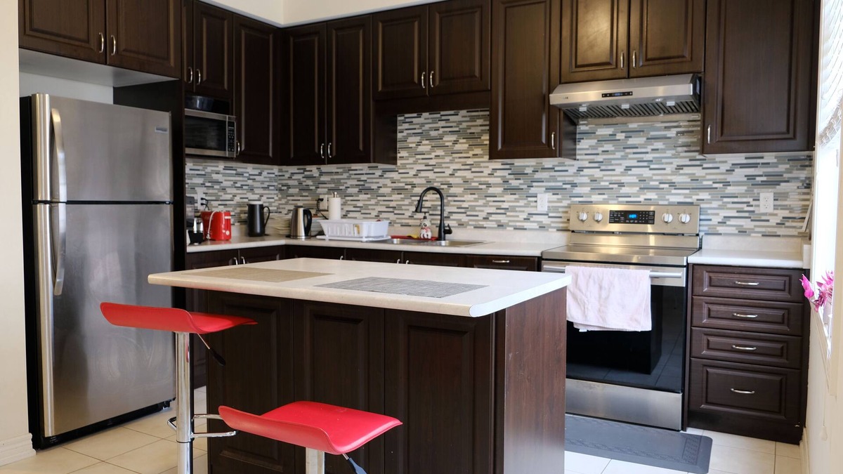 Markham House | BRIGHT and Comfy 4 Bed Home in Markham - close to lake and hiking trails