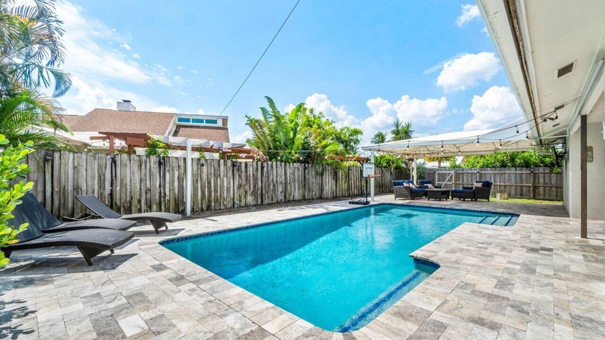 Wellington House | Bright and Comfy ~ 5 Star Location ~ Heated Pool