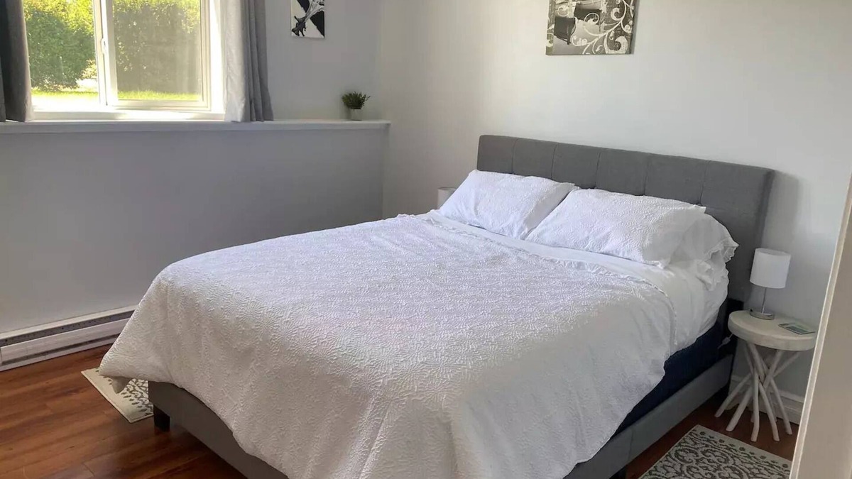 East Kootenay Apartment | Bright and Cozy 2BR Central Condo W/D Parking