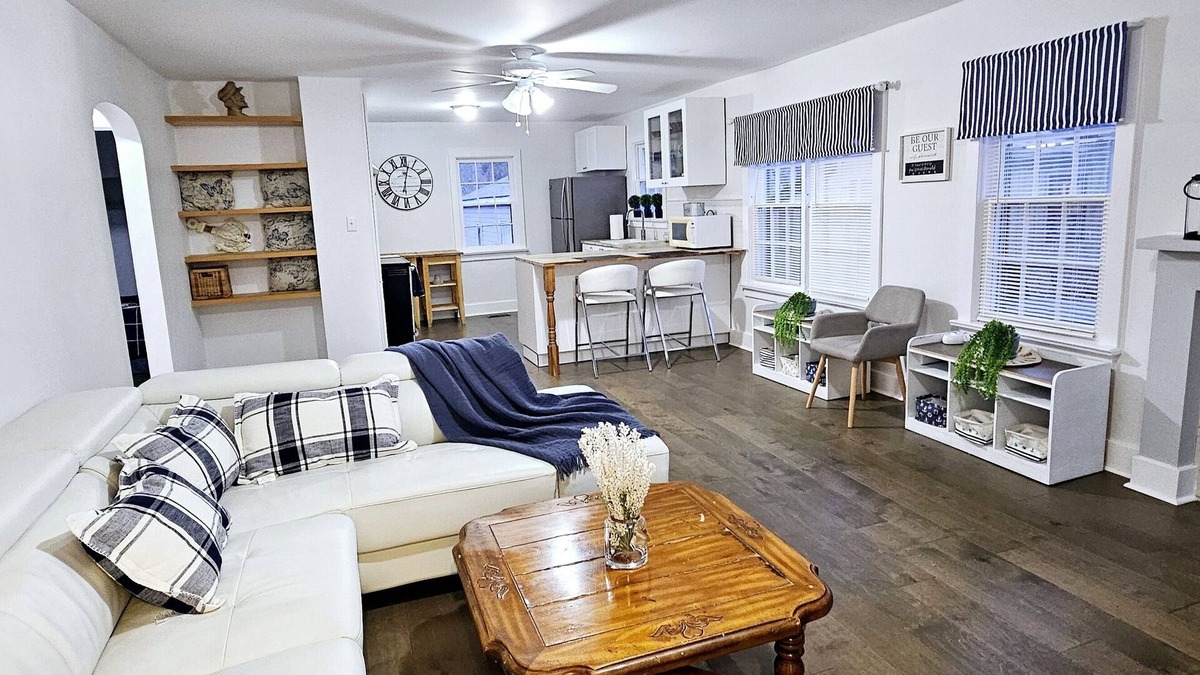 Paris House | Bright and cozy riverfront home in the heart of Canada's Prettiest Little Town!
