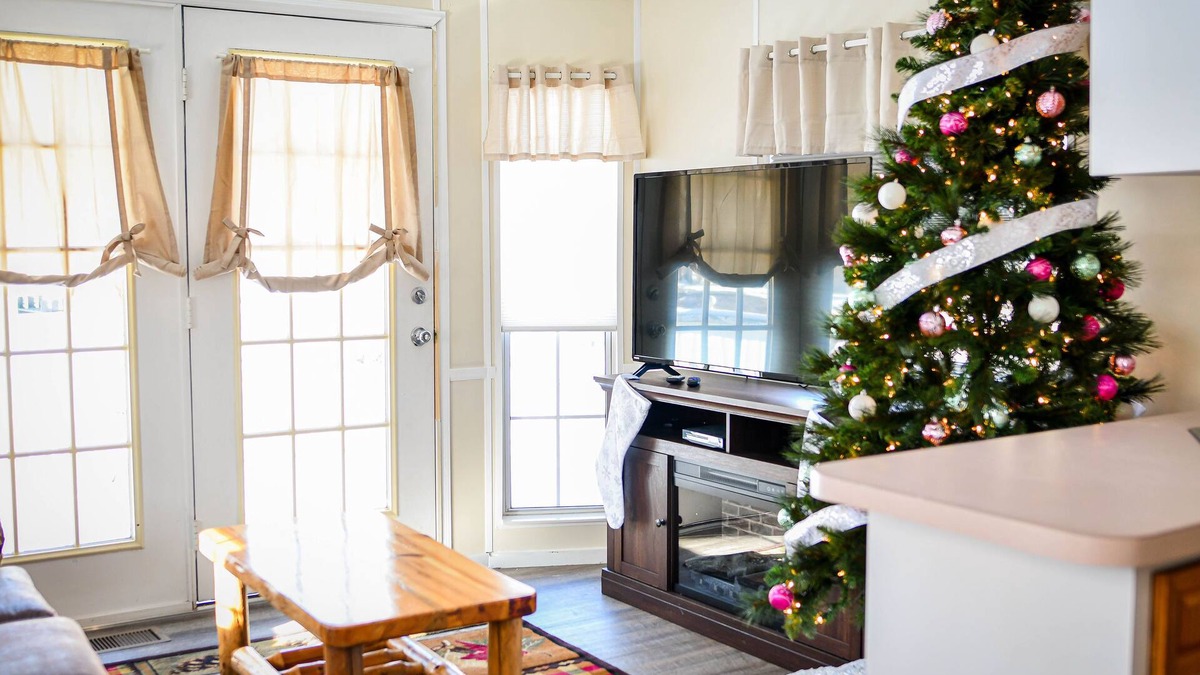 Farmington Cabin | Bright and Cozy Tiny Home Cabin