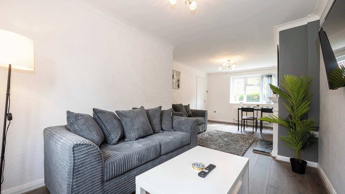 Huyton Apartment | Bright and Modern 2 Bed Home w Garden in Liverpool
