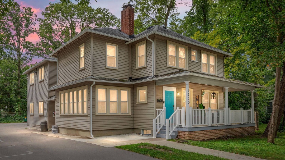 College Heights Apartment | Bright and Newly Remodeled Apartment Near EMU 1