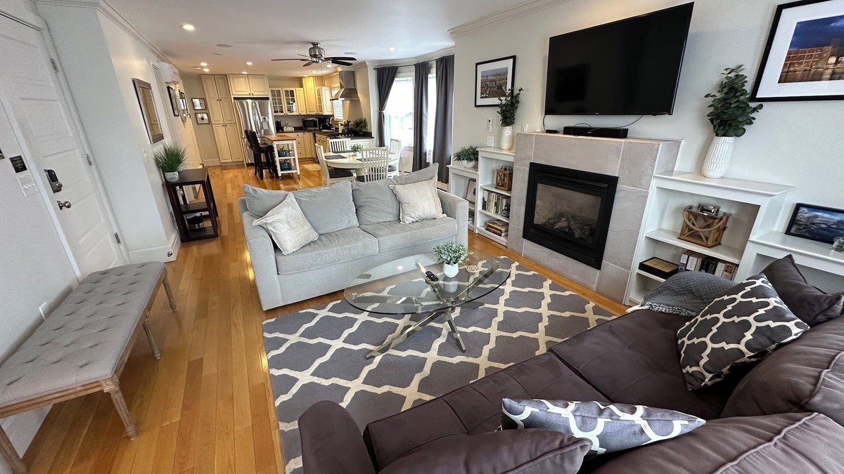 Off Broadway Apartment | Bright and Open 2 Bed 1 Bath (Dog Friendly) Apartment in Broadway Neighborhood