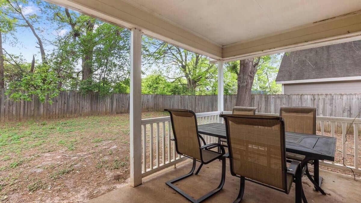 Warner Robins House | Bright and Open 3 bedroom with King Bed, Privacy Fenced Yard and Fast Wifi
