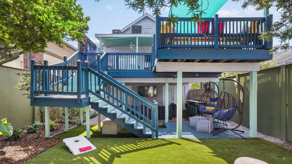 West Riverside House | Bright and Open 5 Bedroom with Patio. Sleeps 10!