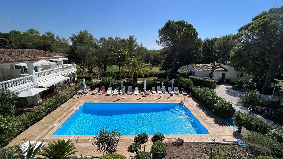 Valescure Apartment | Bright and quiet duplex, pool and golf view, quiet and flowery park