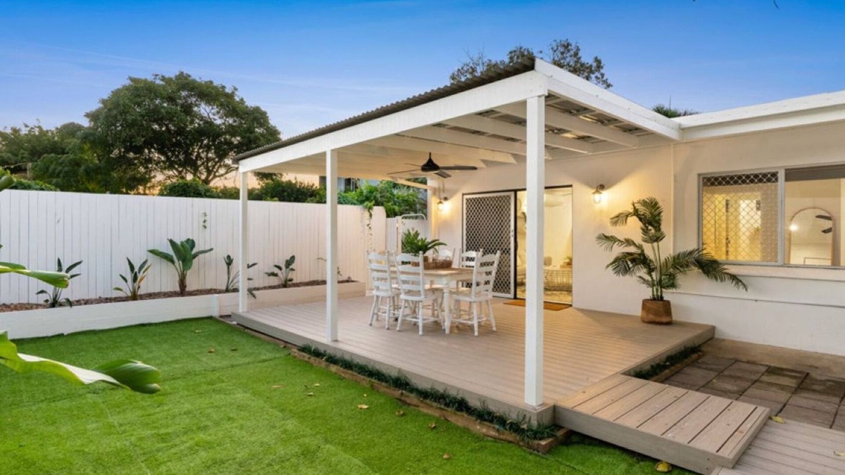 Holloways Beach House | Bright and Spacious Triplex Near Holloways Beach