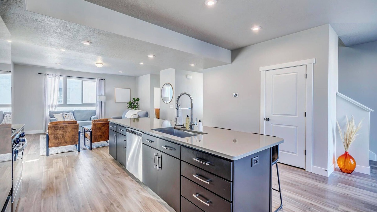 American Fork House | Bright and Spacious 4 Bed/3.5 Bath Modern Townhome with Garage