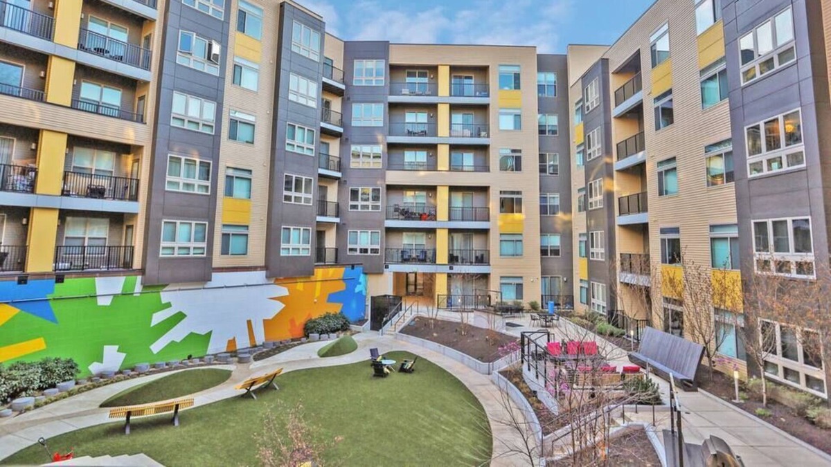 Fairfax Apartment | Bright and Spacious 1BR Fairfax Free Parking