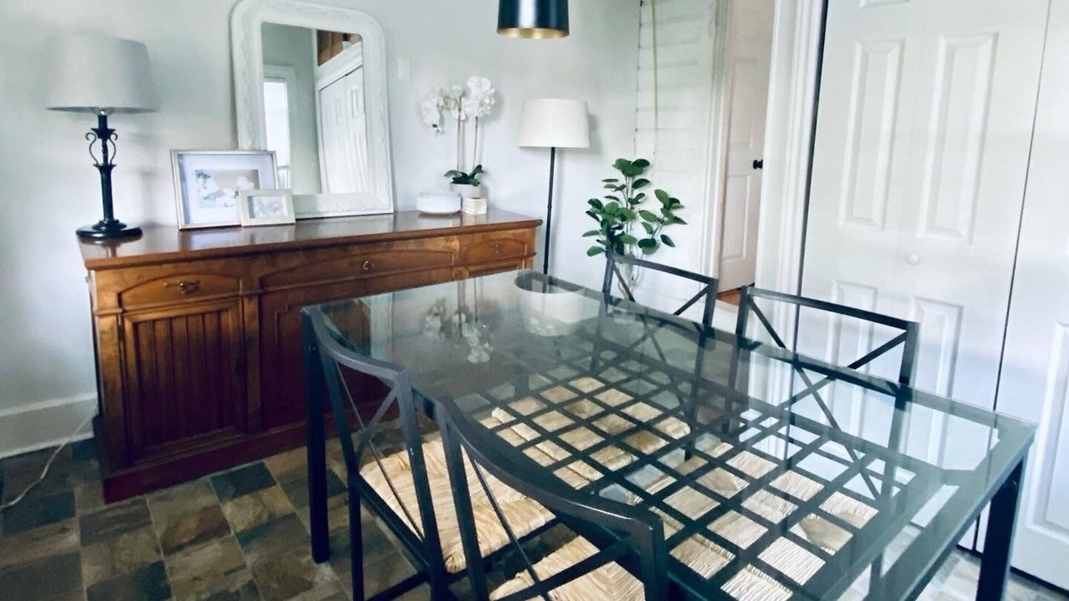 Inner Harbour House | Bright and Spacious 2 Bedroom House w/backyard
