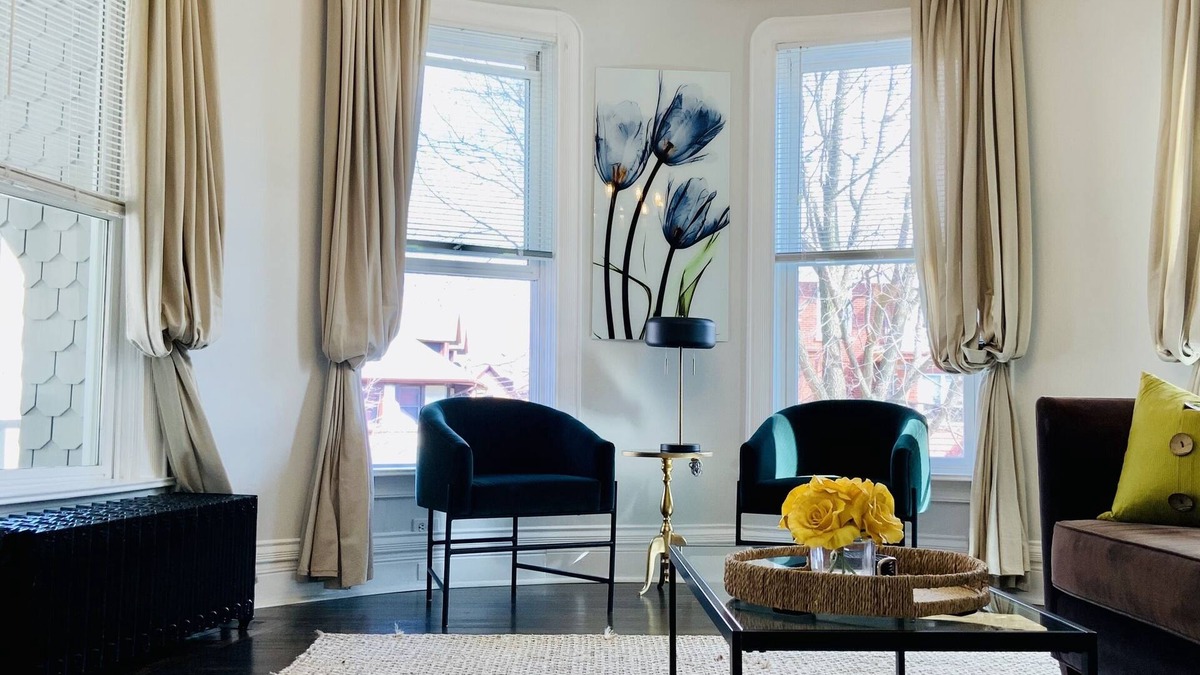 Oak Park Apartment | Bright and Spacious 2BR 2BA Apt., FREE PARKING, Walk to Train