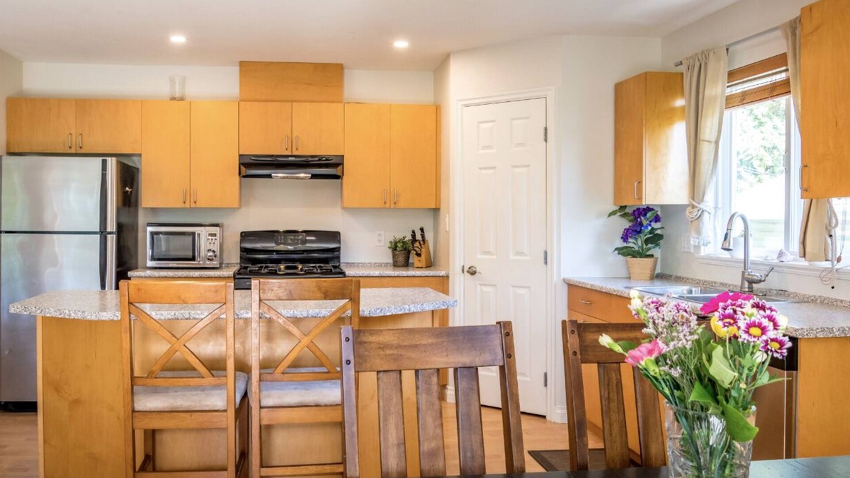 West Porpoise Bay House | Bright And Spacious 3-Bedroom West Coast Rancher