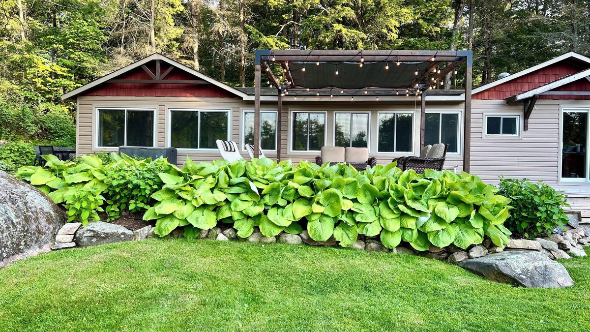 Selwyn Cottage | Bright and spacious lakeside cottage with firepit, hot tub and AC on Stoney Lake