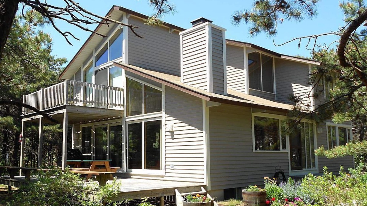 Wellfleet House | Bright and Spacious Near Beaches on Lt. Island (1694)