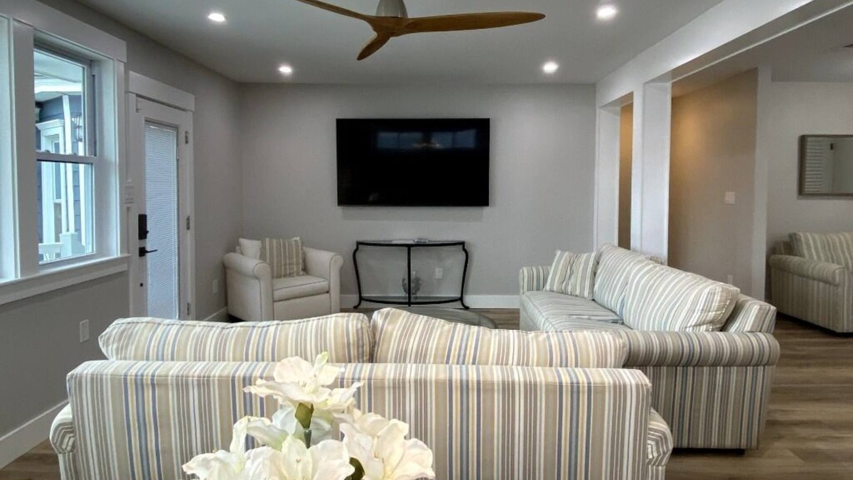 North End Condo | Bright and Spacious Beach Block Condo! Recently renovated 3 BR Sleeps 8!