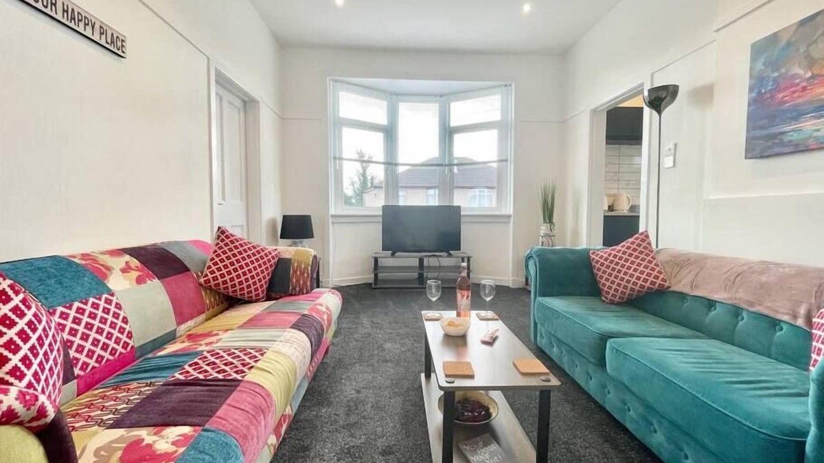 Cardonald Apartment | Bright and Stylish 3-Bed Flat in Glasgow