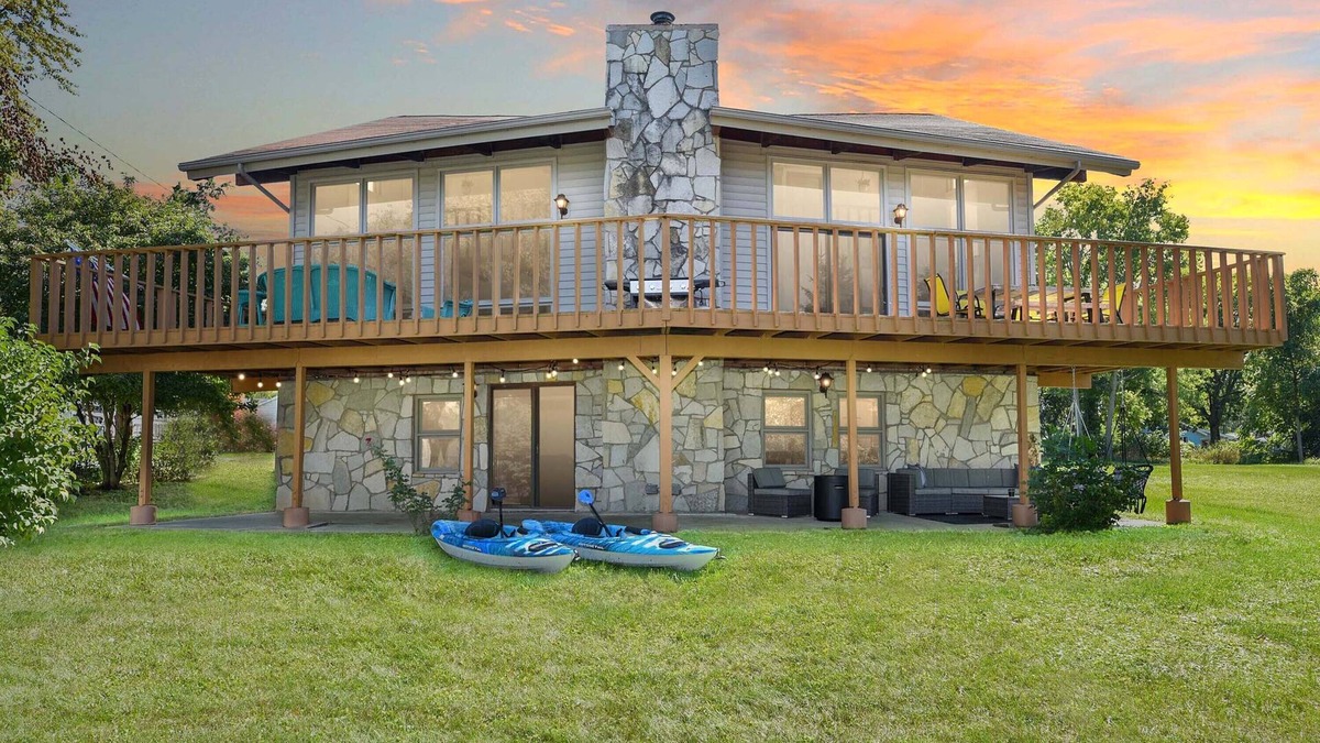 Lakeside House | Bright and Airy Marblehead Lake House w/ Kayaks!