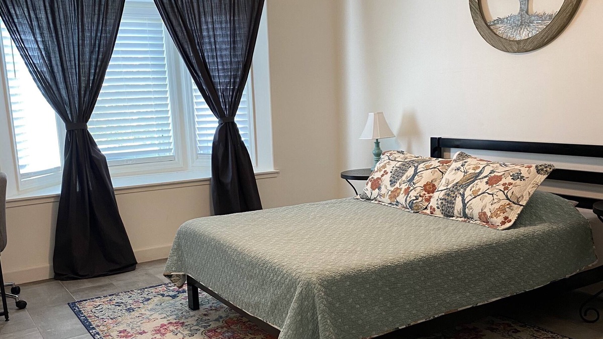 Gilburr Estates House | Bright and welcoming guest suite