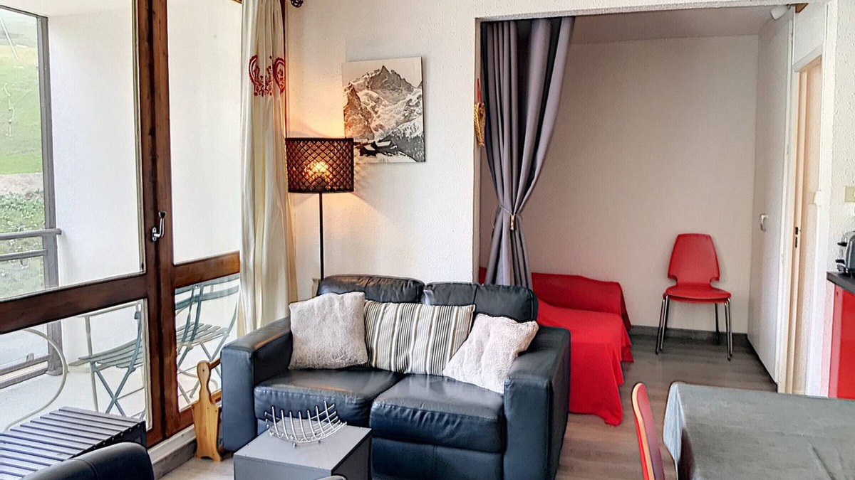 Villarembert Apartment | Bright apartment in the resort center with balcony and pool access