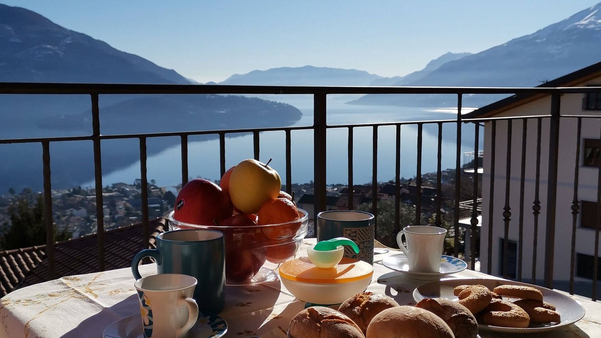 Vercana Apartment | bright apartment with balcony overlooking the lake