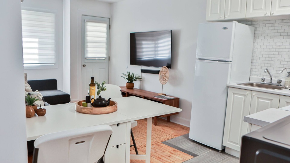La Petite-Patrie Apartment | Bright apartment with balcony at Claudia's