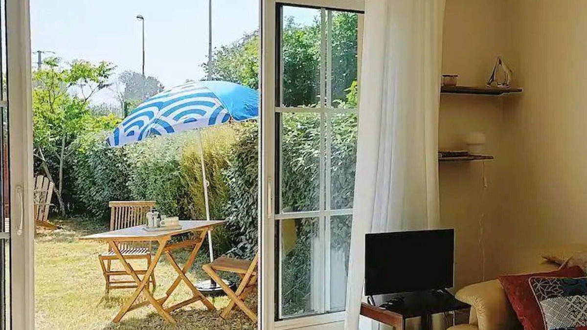 Barfleur Apartment | Bright apartment with private garden, pet-friendly in Barfleur