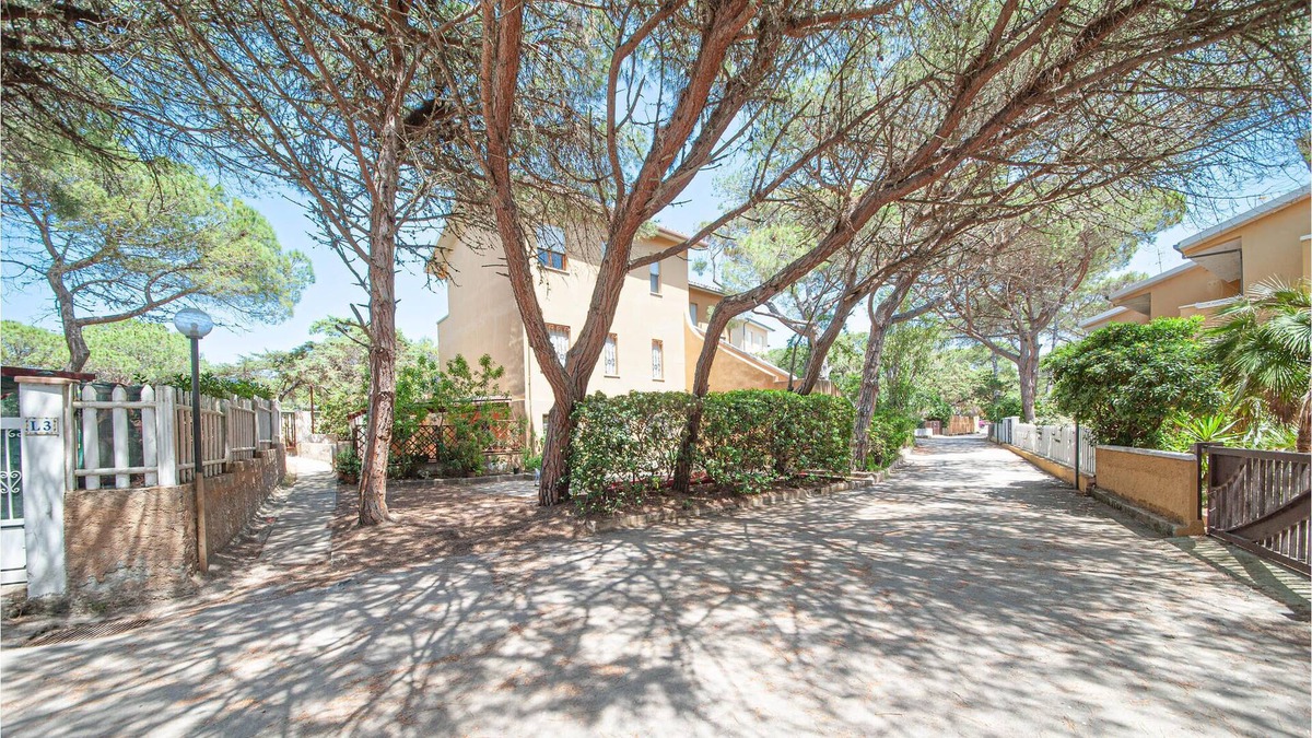 Centro Commerciale Apartment | Bright apartment with shared outdoor pool, just a few steps from the sandy beach.