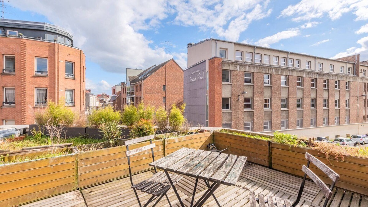 Wazemmes Apartment | Bright apartment with rooftop and private garage.