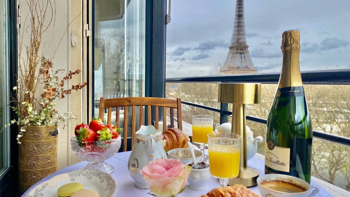 Montmartre Apartment | Bright apartment with stunning Eiffel Tower view PRE