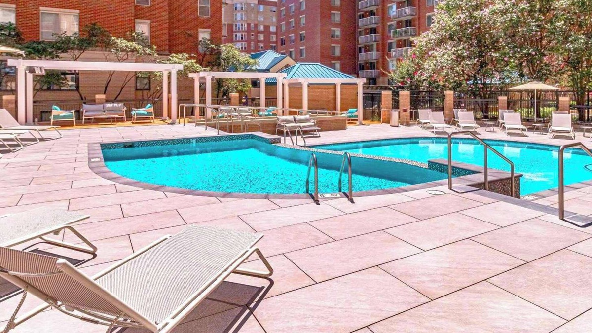 Ballston Apartment | Bright Apt Near Ballston Shops