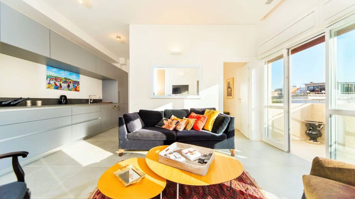 Old North Apartment | Bright Apt w Balcony & Mamad 10min Walk from Beach