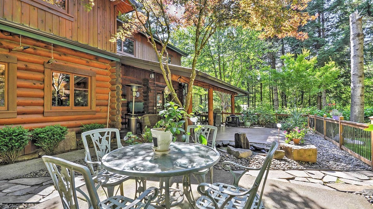 Banks Apartment | Bright Apt w/Deck < 12 Mi to Oregon Wine Country!