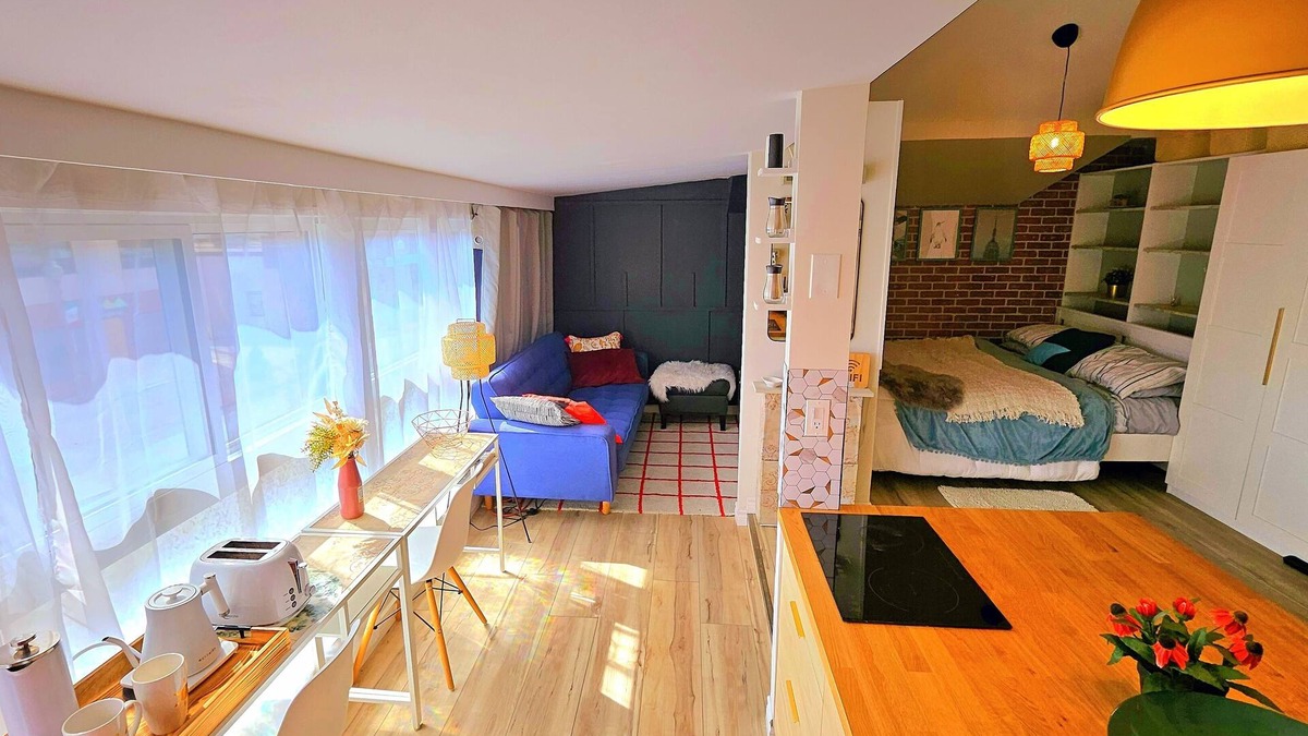 Walkerville Apartment | Bright Bachelor Apt on Buzzing Erie St ideal for Temp Workers and Grad Students