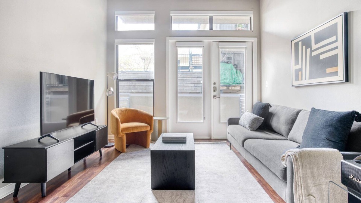 Barton Heights Apartment | Bright Barton Springs 1BR w/ Gym, Pool & W/D, nr Zilker, by Blueground