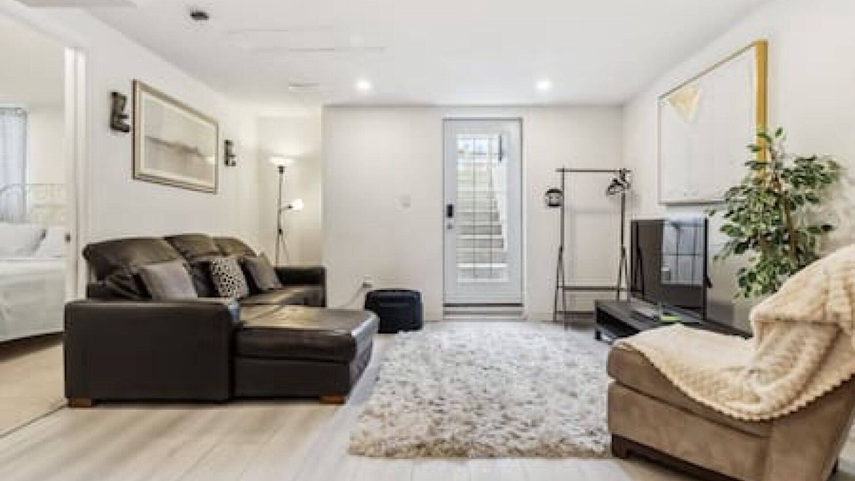 Churchill Meadows House | Bright Basement retreat in Mississauga