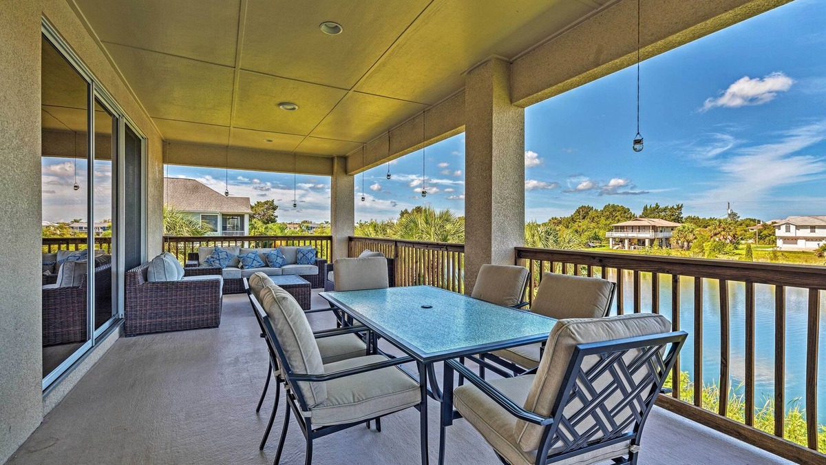 Spring Hill House | Bright Bayfront Home < 2 Mi to Hernando Beach!
