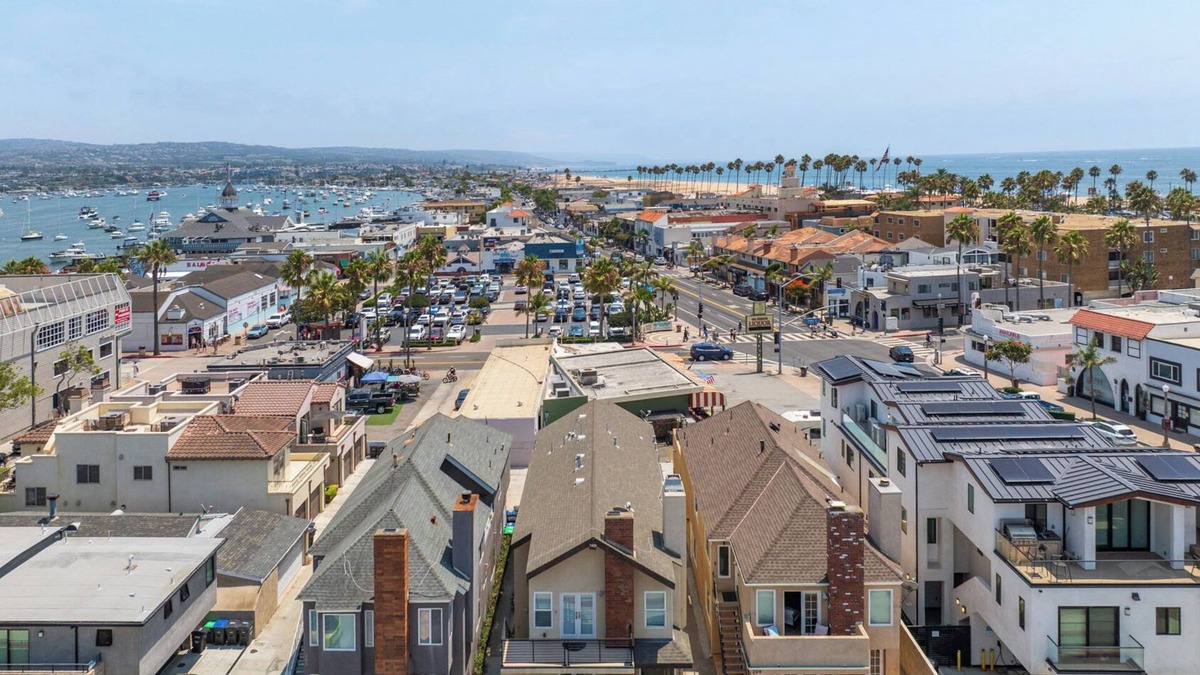 Balboa Peninsula Condo | Bright & Beachy Lower Unit – Steps to Balboa Pier