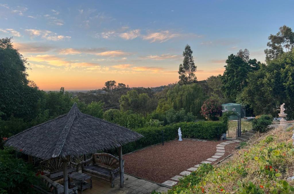 Kelmscott Ski Chalet | Bright & Beautiful Home On The Hills!