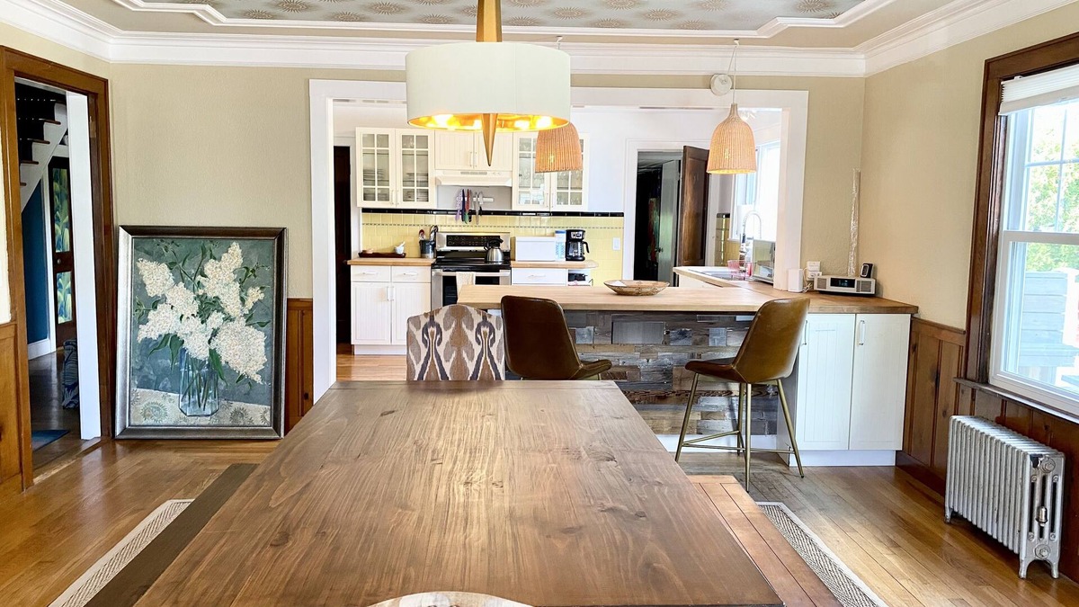 Misquamicut House | Bright, Big, walk to the BEST Beaches, passes provided, AC, deck, Private