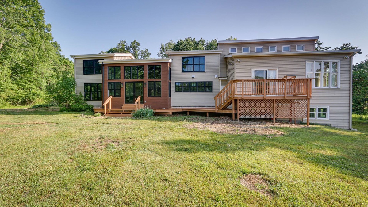Bluemont House | Bright Bluemont Home w/On-Site Pond & Mtn Views!