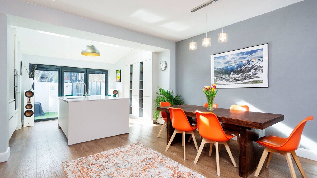 Earlsfield House | Bright by Wimbledon Park, by Veeve