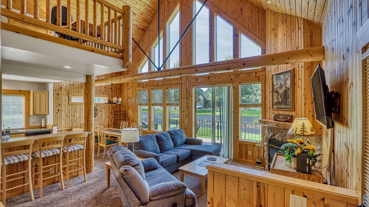 Redmond Ski Chalet | Bright Cabin with Shared Pool, Hot Tub & Resort Amenities