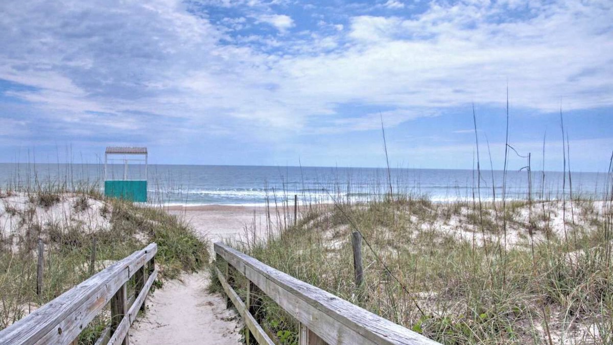Carolina Beach Condo | Bright Carolina Beach Condo - Walk to the Beach!
