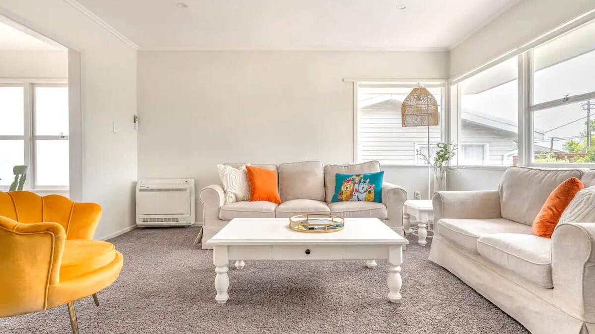 Milford House | Bright & Central Home with Mini Golf Area