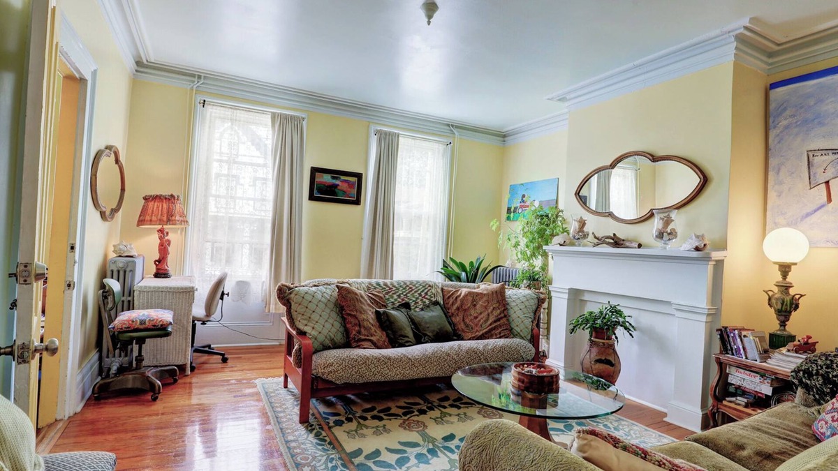 Hudson Apartment | BRIGHT, CHARMING 3-BR WITH GARDEN IN THE HEART OF TOWN